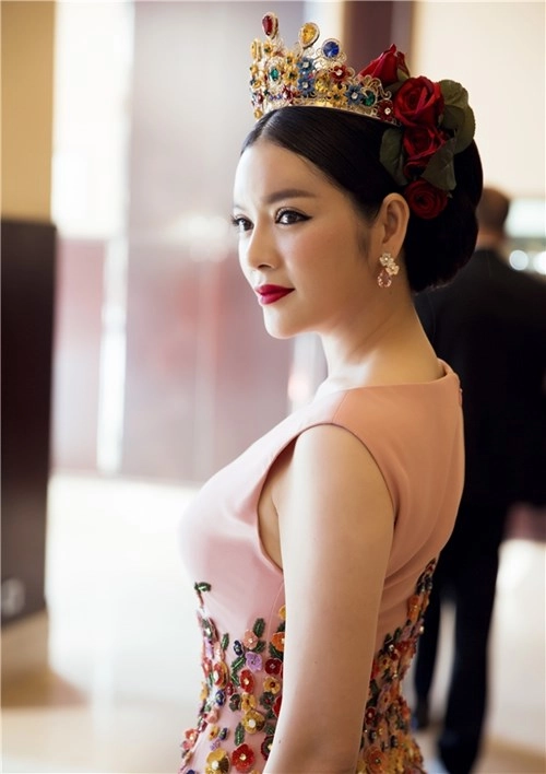 Ngắm lại hình ảnh lý nhã kỳ đội vương miện quyền lực lên thảm đỏ cannes