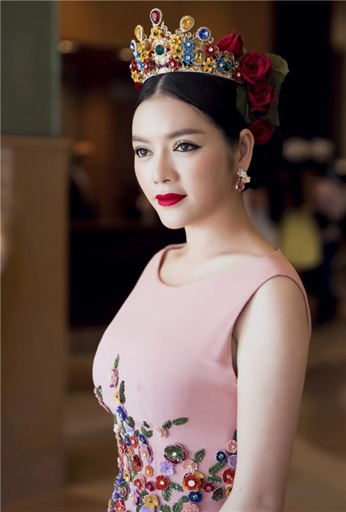 Ngắm lại hình ảnh lý nhã kỳ đội vương miện quyền lực lên thảm đỏ cannes