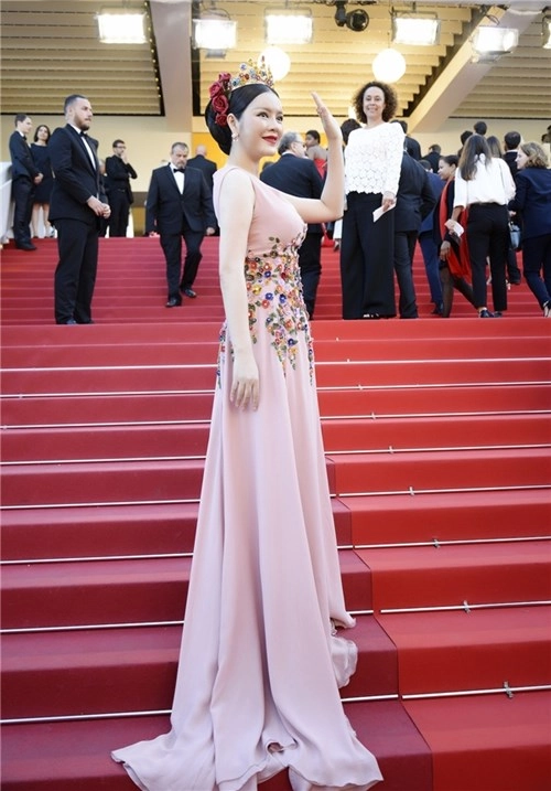 Ngắm lại hình ảnh lý nhã kỳ đội vương miện quyền lực lên thảm đỏ cannes