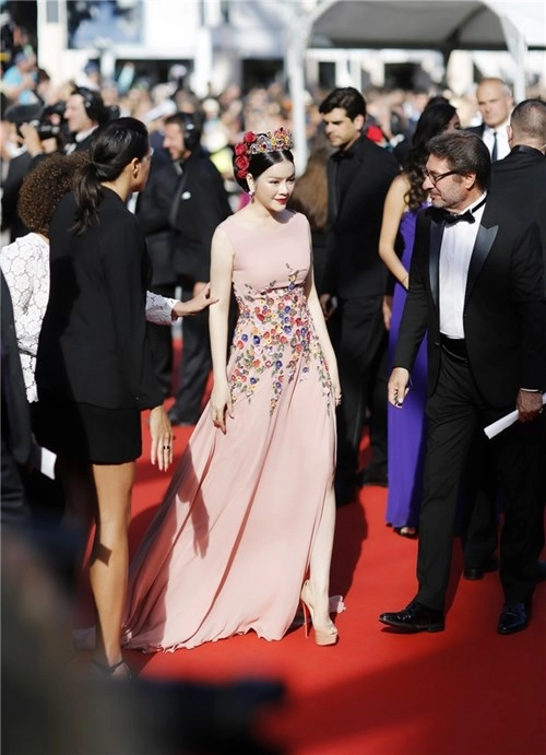 Ngắm lại hình ảnh lý nhã kỳ đội vương miện quyền lực lên thảm đỏ cannes
