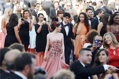 Ngắm lại hình ảnh lý nhã kỳ đội vương miện quyền lực lên thảm đỏ cannes