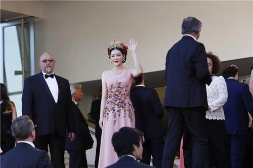 Ngắm lại hình ảnh lý nhã kỳ đội vương miện quyền lực lên thảm đỏ cannes