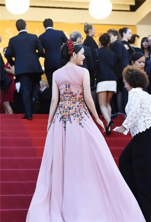 Ngắm lại hình ảnh lý nhã kỳ đội vương miện quyền lực lên thảm đỏ cannes