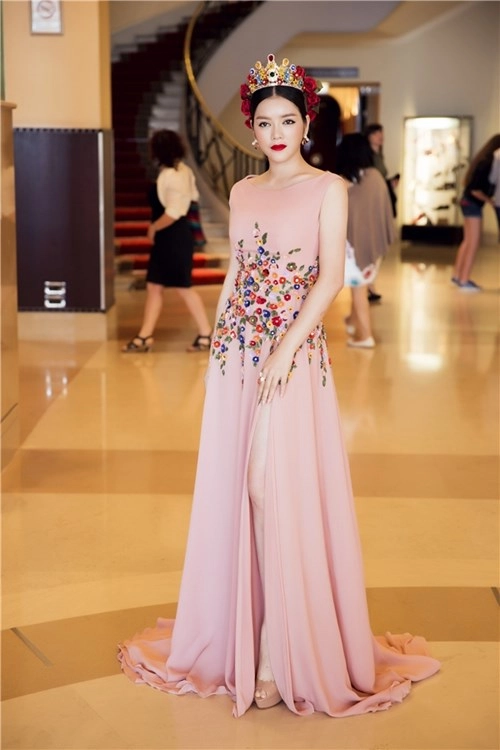Ngắm lại hình ảnh lý nhã kỳ đội vương miện quyền lực lên thảm đỏ cannes