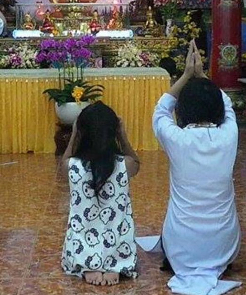 Những sao việt giấu con bằng cách khoe ảnh sau lưng