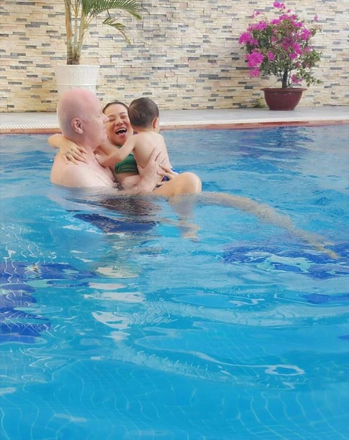 Những sao việt giấu con bằng cách khoe ảnh sau lưng