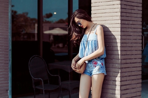 Á hậu lệ hằng khoe chân dài miên man dưới ánh nắng ban mai
