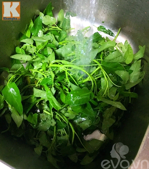 Ngon miệng với món nộm rau muống trộn thịt bò giòn ngon