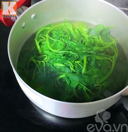 Ngon miệng với món nộm rau muống trộn thịt bò giòn ngon