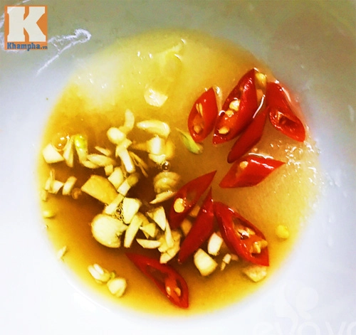 Ngon miệng với món nộm rau muống trộn thịt bò giòn ngon