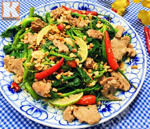 Ngon miệng với món nộm rau muống trộn thịt bò giòn ngon