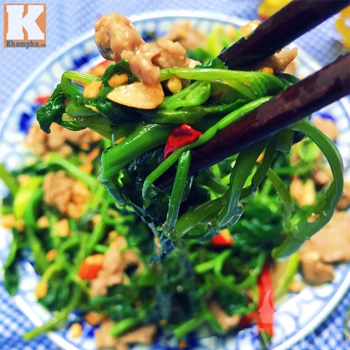 Ngon miệng với món nộm rau muống trộn thịt bò giòn ngon