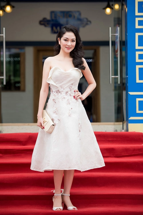 Nguyễn thị huyền đẹp mặn mà quý phái đi sự kiện
