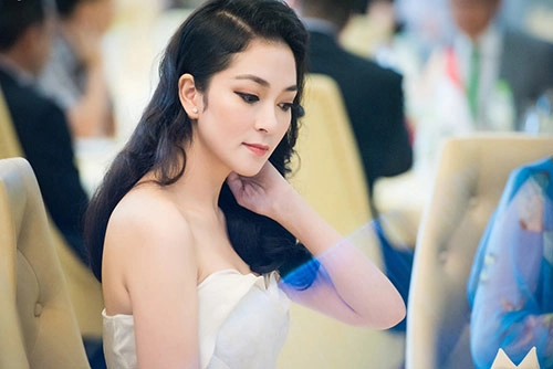 Nguyễn thị huyền đẹp mặn mà quý phái đi sự kiện