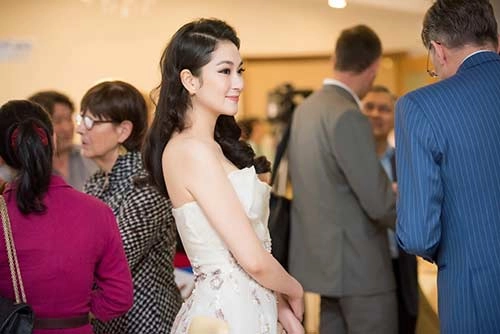 Nguyễn thị huyền đẹp mặn mà quý phái đi sự kiện