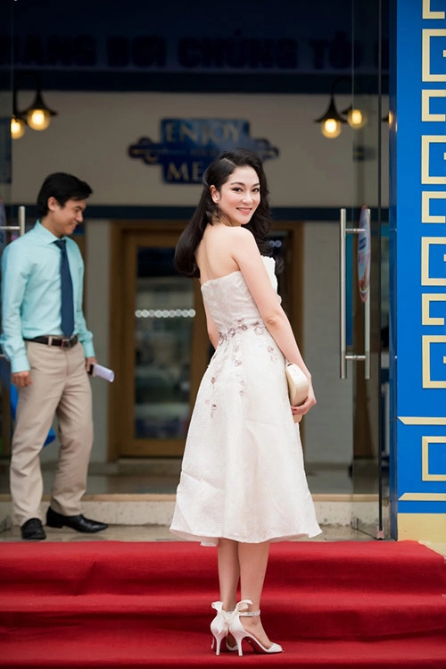 Nguyễn thị huyền đẹp mặn mà quý phái đi sự kiện