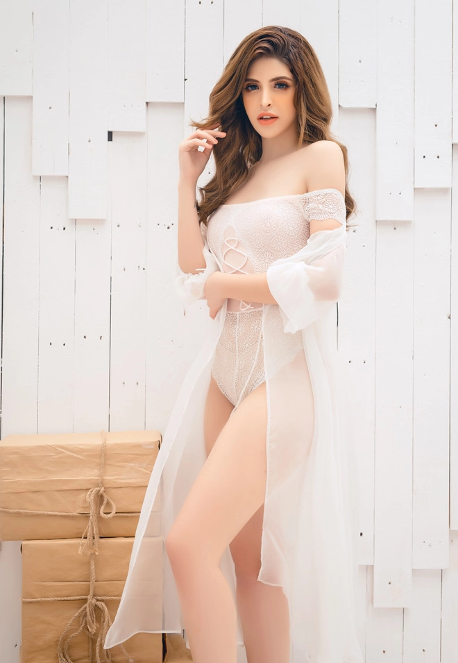 Andrea tái xuất với nội y mỏng tang siêu sexy