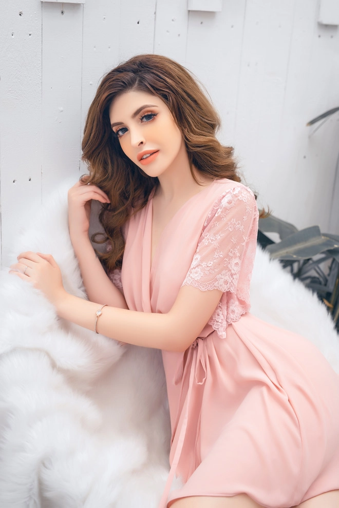 Andrea tái xuất với nội y mỏng tang siêu sexy
