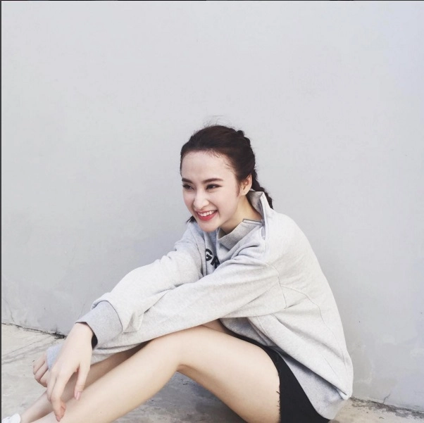 Angela phương trinh như nữ sinh với tóc tết hai bím
