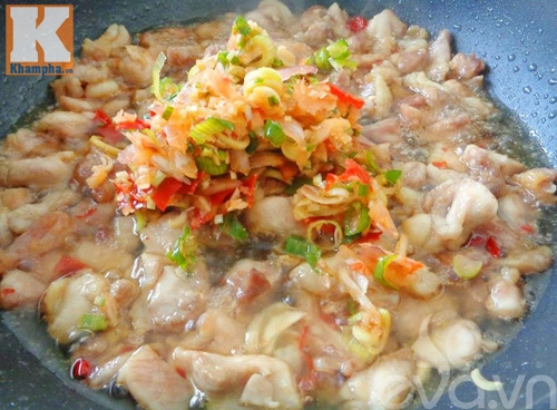 bay hết nồi cơm với món gà kho cay đậm đà