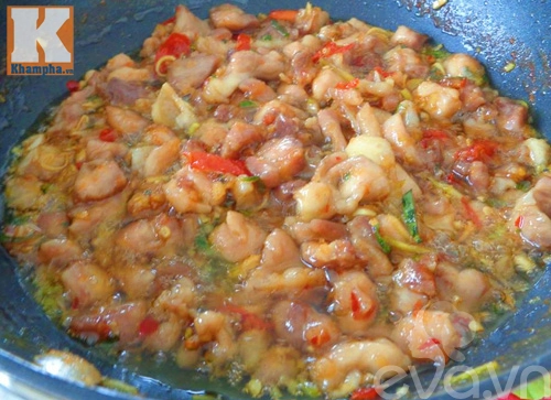 bay hết nồi cơm với món gà kho cay đậm đà