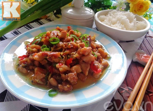 bay hết nồi cơm với món gà kho cay đậm đà