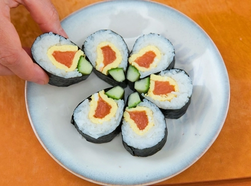 Hấp dẫn khó cưỡng với món sushi cá hồi tự làm