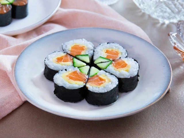 Hấp dẫn khó cưỡng với món sushi cá hồi tự làm