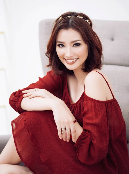 Hoa hậu ngoan nhất vbiz khoe lưng trần gợi cảm