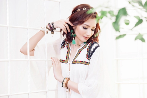 Hoa hậu ngoan nhất vbiz khoe lưng trần gợi cảm