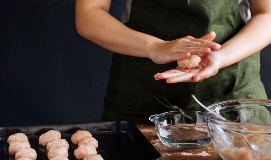 Hướng dẫn làm miến trộn thịt gà viên siêu ngon