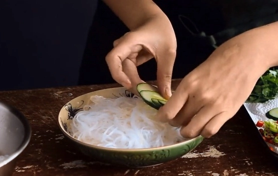 Hướng dẫn làm miến trộn thịt gà viên siêu ngon