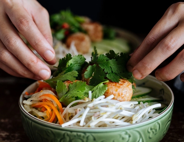 Hướng dẫn làm miến trộn thịt gà viên siêu ngon