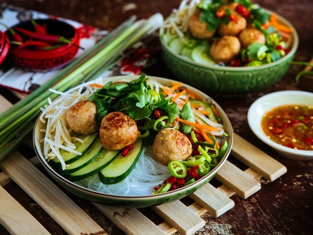 Hướng dẫn làm miến trộn thịt gà viên siêu ngon