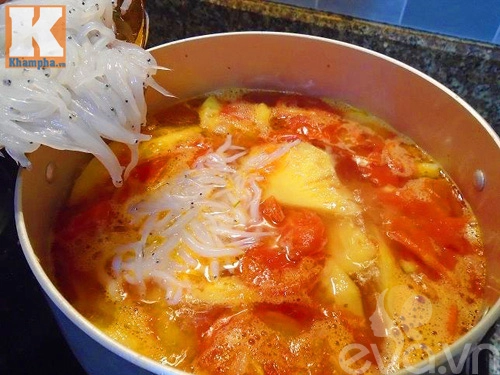 Thanh mát ngon cơm với món canh riêu cá ngần nấu dứa