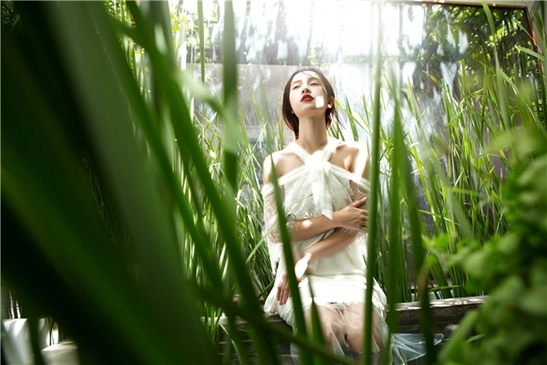 Thiên thần jun vũ mong manh với sắc trắng