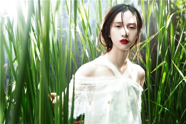 Thiên thần jun vũ mong manh với sắc trắng