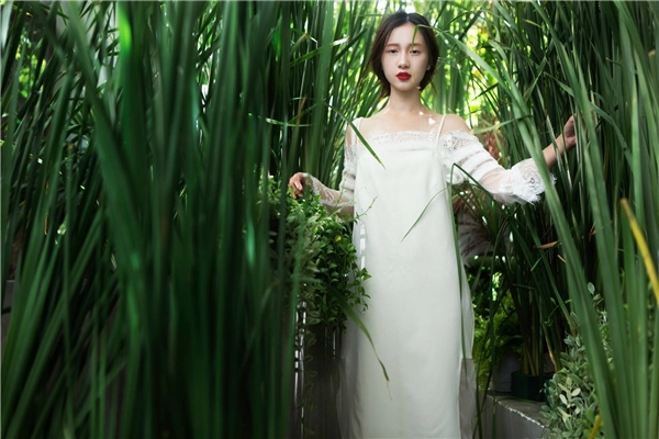 Thiên thần jun vũ mong manh với sắc trắng
