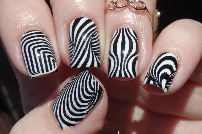 13 mẫu móng tay nail kẻ sọc cho nàng cá tính ấn tượng