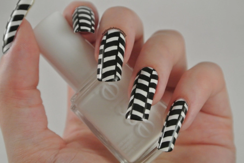 13 mẫu móng tay nail kẻ sọc cho nàng cá tính ấn tượng