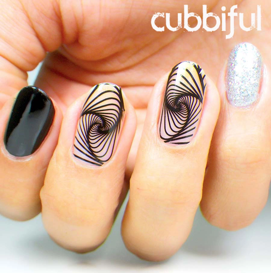 13 mẫu móng tay nail kẻ sọc cho nàng cá tính ấn tượng