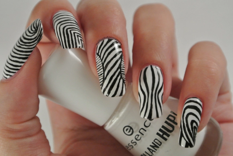 13 mẫu móng tay nail kẻ sọc cho nàng cá tính ấn tượng