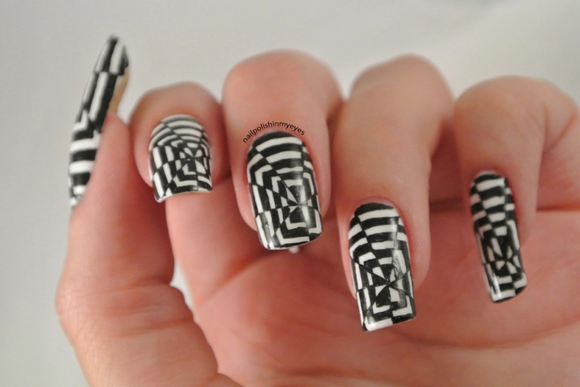 13 mẫu móng tay nail kẻ sọc cho nàng cá tính ấn tượng