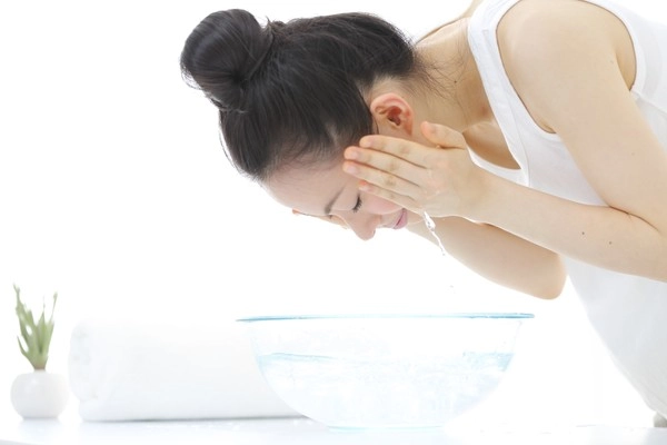 5 cách dưỡng da đẹp mà bạn gái hay make-up phải biết