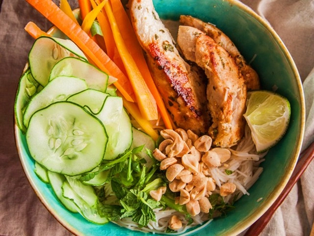 Bún trộn thịt gà hấp dẫn cuối tuần