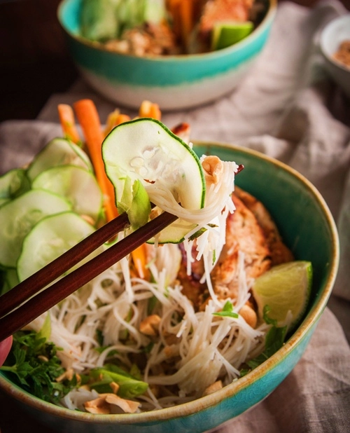 Bún trộn thịt gà hấp dẫn cuối tuần