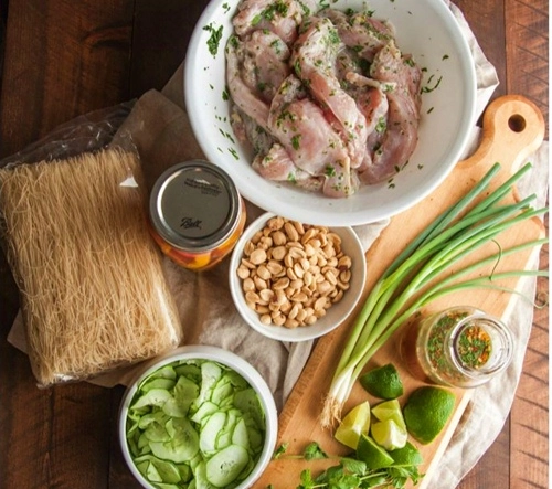 Bún trộn thịt gà hấp dẫn cuối tuần