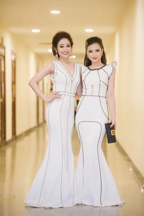 Ca sĩ dương hoàng yến - mc thùy linh như chị em sinh đôi