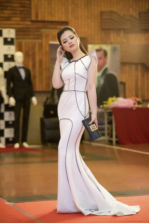 Ca sĩ dương hoàng yến - mc thùy linh như chị em sinh đôi