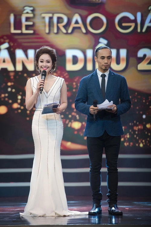Ca sĩ dương hoàng yến - mc thùy linh như chị em sinh đôi